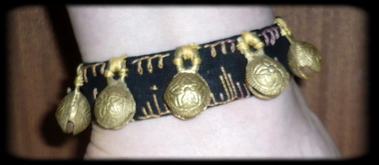 bracelet cheville lin avec clochettes en metal et broderies