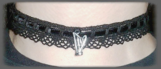 collier galon dentelle et velours avec harpe metal cousue
